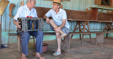 Alberto Kridel tocando concertina com Orlando Borchardt. Foto: Elilson Fabiano