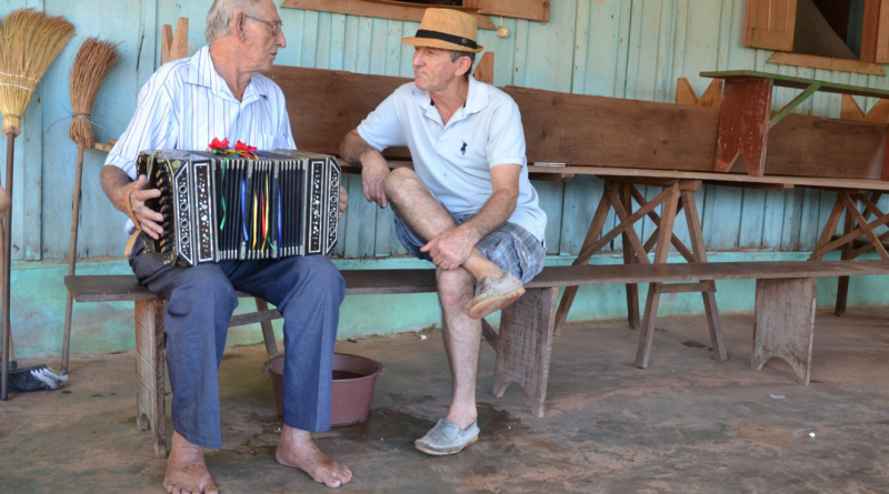Alberto Kridel tocando concertina com Orlando Borchardt. Foto: Elilson Fabiano