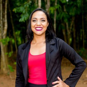 A estudante Glenda Isllossy sofreu preconceito na infância e hoje prefere seus cabelos lisos. Foto: Fernanda Costa