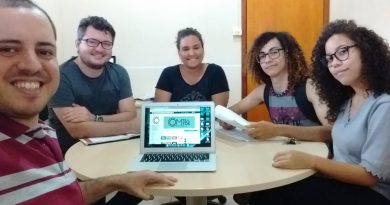 Agraciados com menção honrosa fecharam o relatório final com membros do grupo COMtatos. Foto: Divulgação