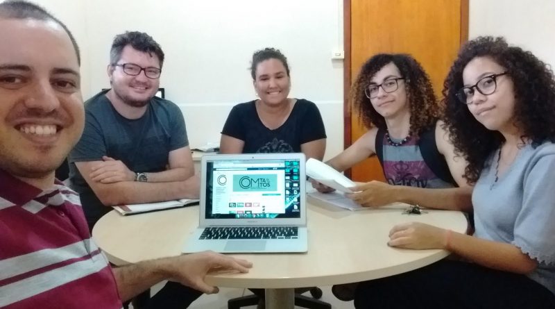 Agraciados com menção honrosa fecharam o relatório final com membros do grupo COMtatos. Foto: Divulgação