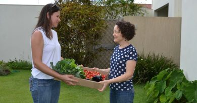 Adriane entrega os produtos na casa dos clientes uma vez por semana. Foto: Elilson Pereira