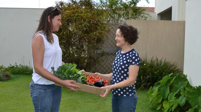 Adriane entrega os produtos na casa dos clientes uma vez por semana. Foto: Elilson Pereira