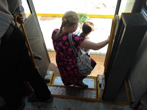 Idosa enfrentando dificuldades ao descer do ônibus. Foto_Thaís Rivero