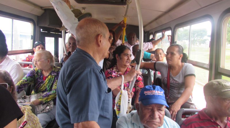 Idosos pegam ônibus lotado pela manhã_ Foto_Thaís Rivero