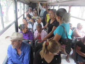Ônibus lotado pela manhã. Foto_Thais Rivero
