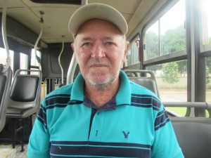 Pedro Gesiole passeia de ônibus pela cidade. Foto_Thais Rivero