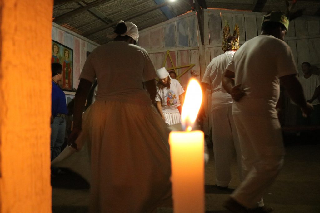 Ritual litúrgico: cantigas falam de orixás e guias espirituais. Foto: Isabelle Alves