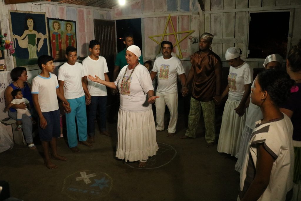 Mãe de santo Laurinda Dantas inicia ritual litúrgico com orações. Foto: Ana Paula Seixas
