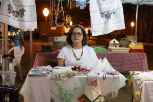 Ana Pereira, de 57 anos, trabalhou como professora por 26 anos e ao se aposentar procurou uma atividade que ocupasse a mente, a fim de evitar doenças como a depressão. Foto: Rafaela Alves