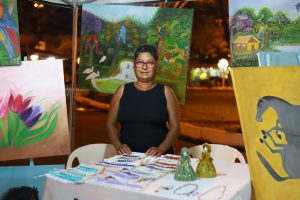 Maria Aparecida, de 58 anos, sente que sua depressão melhorou após começar a pintar telas. Foto: Rafaela Alves