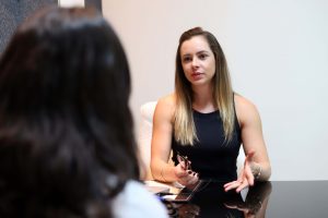 A psicóloga Daniele Naconechny indica o artesanato para relaxamento de pacientes com transtornos psicológicos. Foto: Rafaela Alves