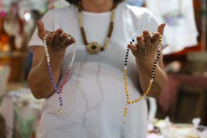 Artesanato proporciona alívio, foco e relaxamento, afirma psicóloga. Foto: Rafaela Alves