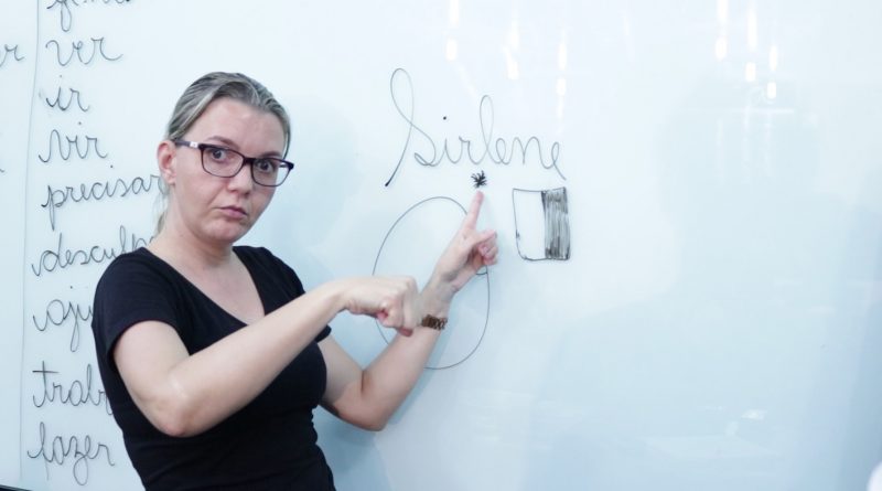 A professora de Libras, Sirlene Inácio, ensina a escrita de sinais. Foto: Élida Furtado