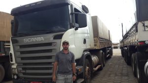 Caminhão é única moradia de David Lucas. Foto: Luciana Pereira