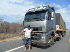 Luiz Carlos em seu caminhão na BR. Foto: Arquivo pessoal.