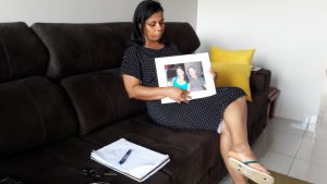 Tatiane com foto do esposo falecido em acidente de trabalho. Foto: Luciana Pereira.