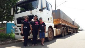 Motorista com dois dos três filhos em seu caminhão. Foto: Luciana Pereira.