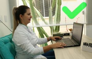 Giovanna apresenta a postura correta para não prejudicar a lombar. Foto: Élida Furtado