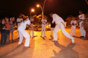 Ki-Suco pratica capoeira com alunos. Foto: Joel Jonas