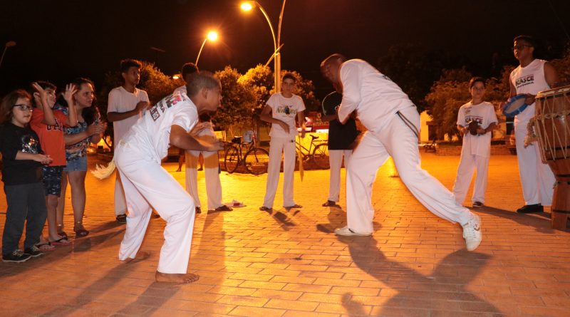 Ki-Suco pratica capoeira com alunos. Foto: Joel Jonas