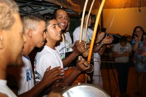 Músicos e seus instrumentos durante apresentação de capoeira. Foto: Joel Jonas