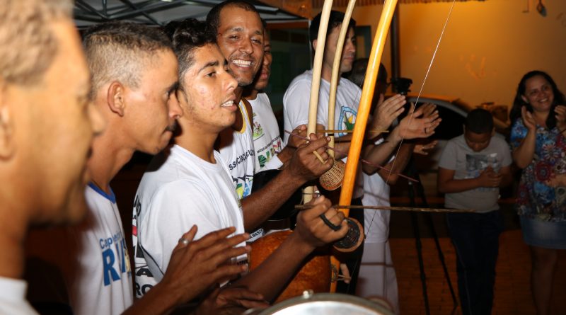 Músicos e seus instrumentos durante apresentação de capoeira. Foto: Joel Jonas
