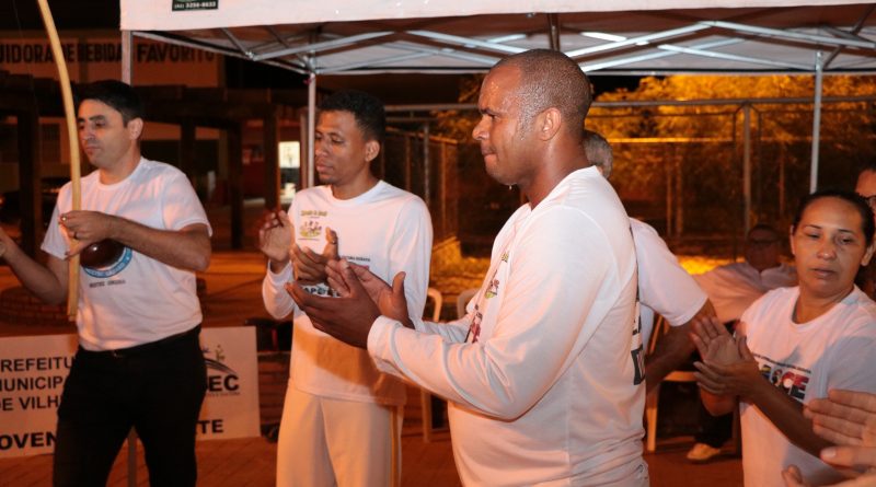 Odair Belarmino durante uma apresentação cultural de capoeira na área externa do Ginásio Geraldão. Foto: Joel Jonas.