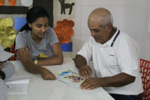 Professora Aline ensina um de seus alunos. Foto: Rauã Araújo