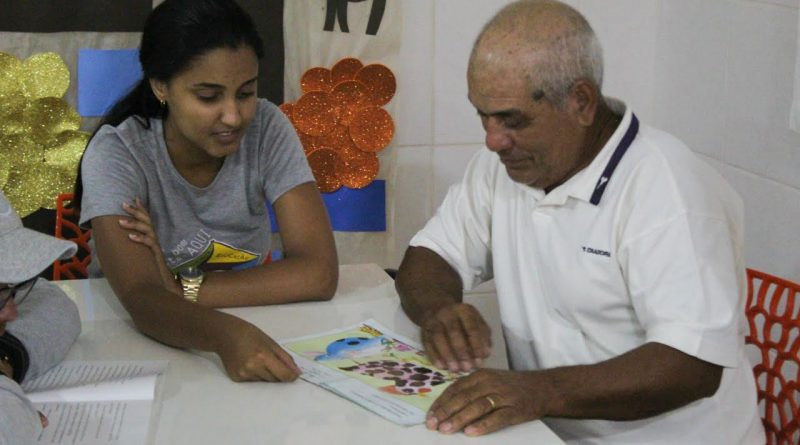 Professora Aline ensina um de seus alunos. Foto: Rauã Araújo