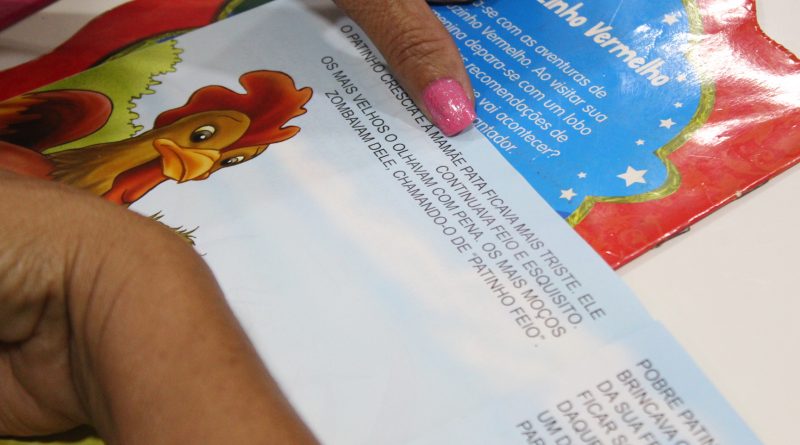 Aluna lê concentrada seu livro. Foto: Rauã Araújo