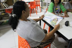 Dona Neusa demonstra felicidade durante leitura. Foto: Rauã Araújo