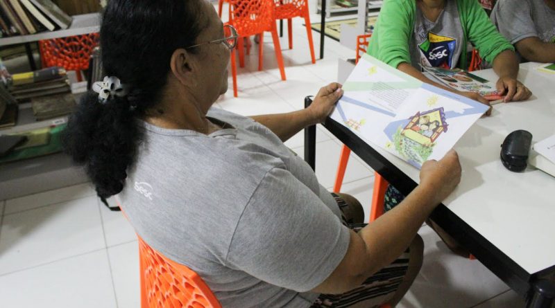 Dona Neusa demonstra felicidade durante leitura. Foto: Rauã Araújo