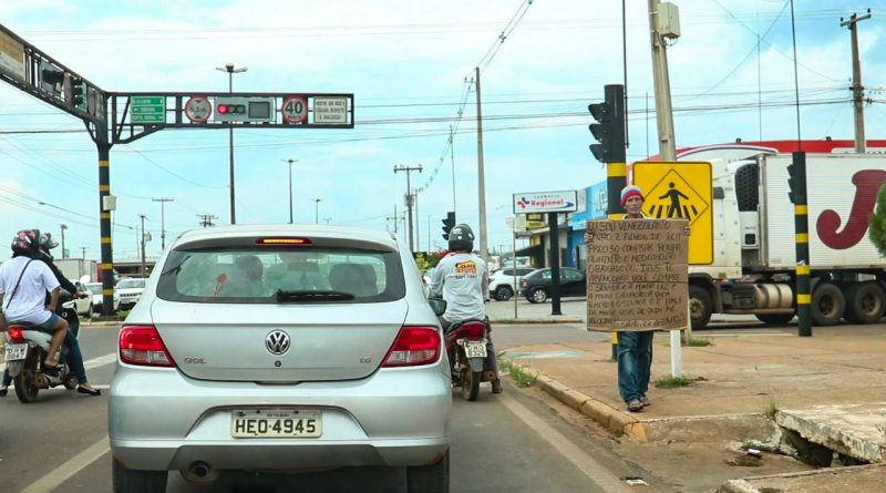 Jeison pede ajuda no semáforo. Foto: Kézia Rodrigues.