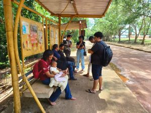 Jéssica e a filha Helena utilizam o ônibus para chegar na universidade. Foto: Felipe Nascimento.